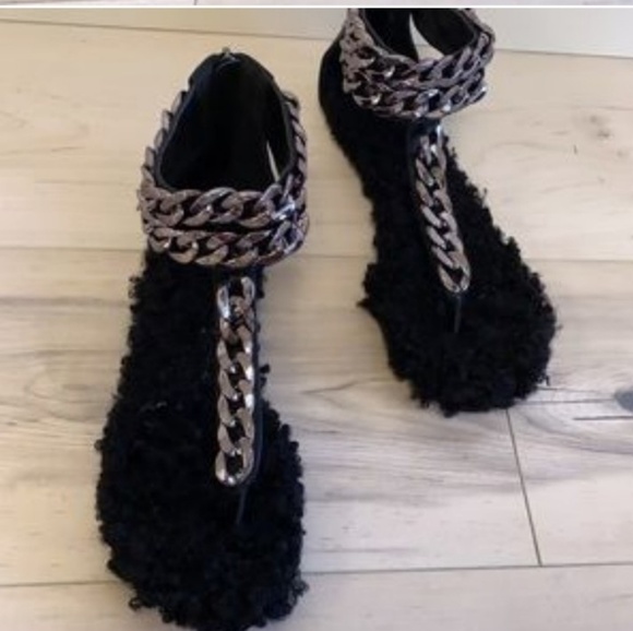Mackin J Shoes - JUST IN!! Ladies Fur/ Cuban Chain Link Sandal Mackin J Shoes - JUST IN!! Ladies Fur/ Cuban Chain Link Sandal